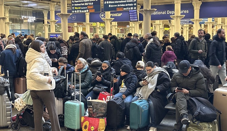 Eurostar says full service to resume after power glitch sparks travel chaos