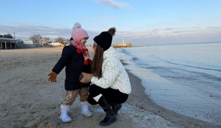 Under fire from the sea, families in Odesa try to escape Russian barrage