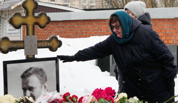 Navalny's mom calls for justice as Russia rejects dart frog poison claim