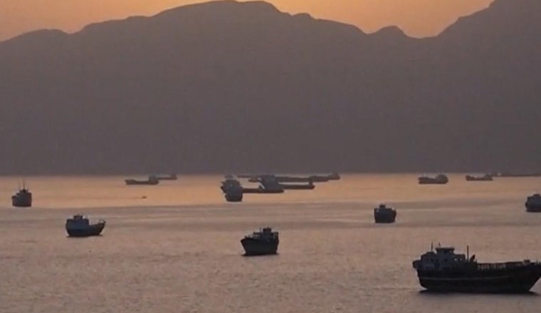 U.S. destroyers in Strait of Hormuz fight off Iranian attacks