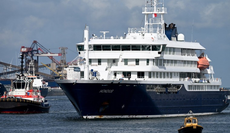 Hantavirus-hit cruise ship docks in the Netherlands