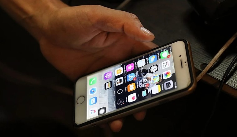 Iran's internet flickers back on despite judicial halt, reports claim