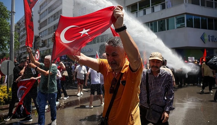Turkish police use water cannon ahead of deposed opposition leader's speech in Izmir