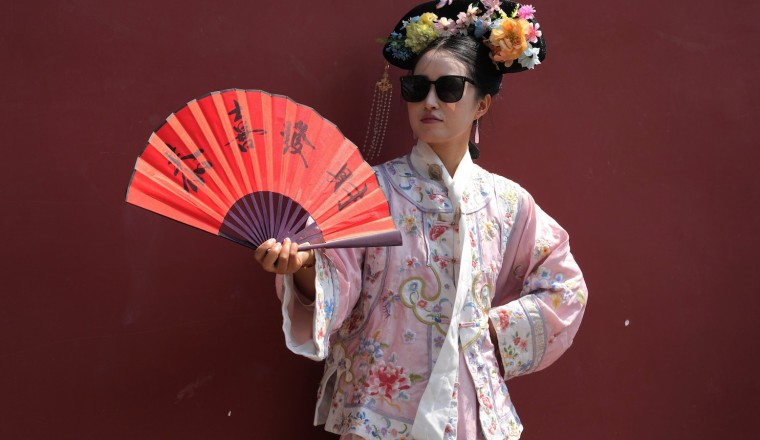 Dressing visitors in ancient China's imperial splendor is booming in Beijing