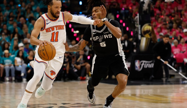 Brunson scores 30 as Knicks upset Spurs in NBA Finals opener