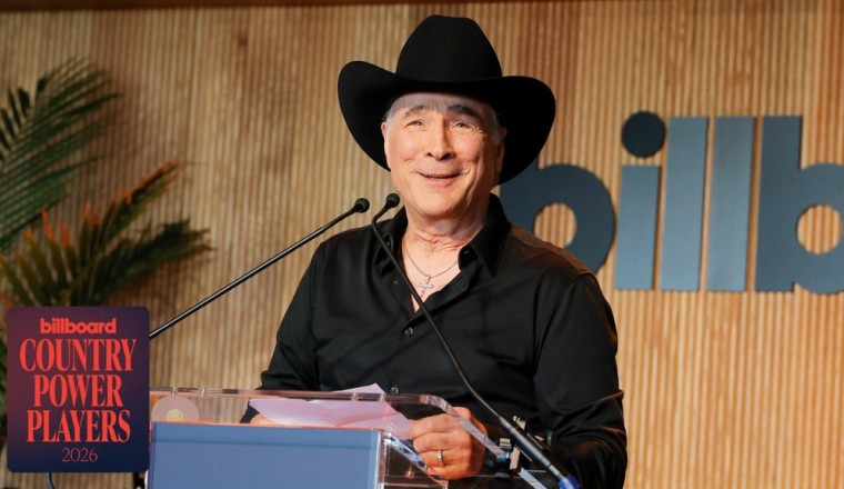 Clint Black Presents Riley Green With the Hitmaker Award | Country Power Players 2026