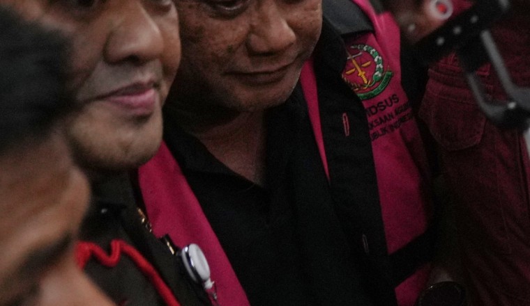 Indonesia arrests officials in crackdown on corruption