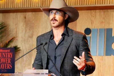 Riley Green Accepts the Hitmaker Award from Clint Black | Country Power Players 2026