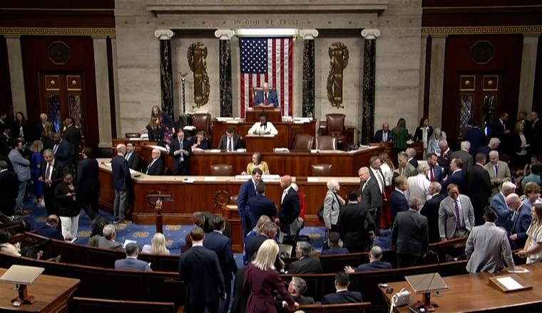 Video: US House of Representatives votes to block further war on Iran